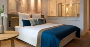 LA MAISON hotel Saarlouis - la maison hotel saarlouis zimmer suiten zimmer stadtseite 300x157 - Guesthouse room