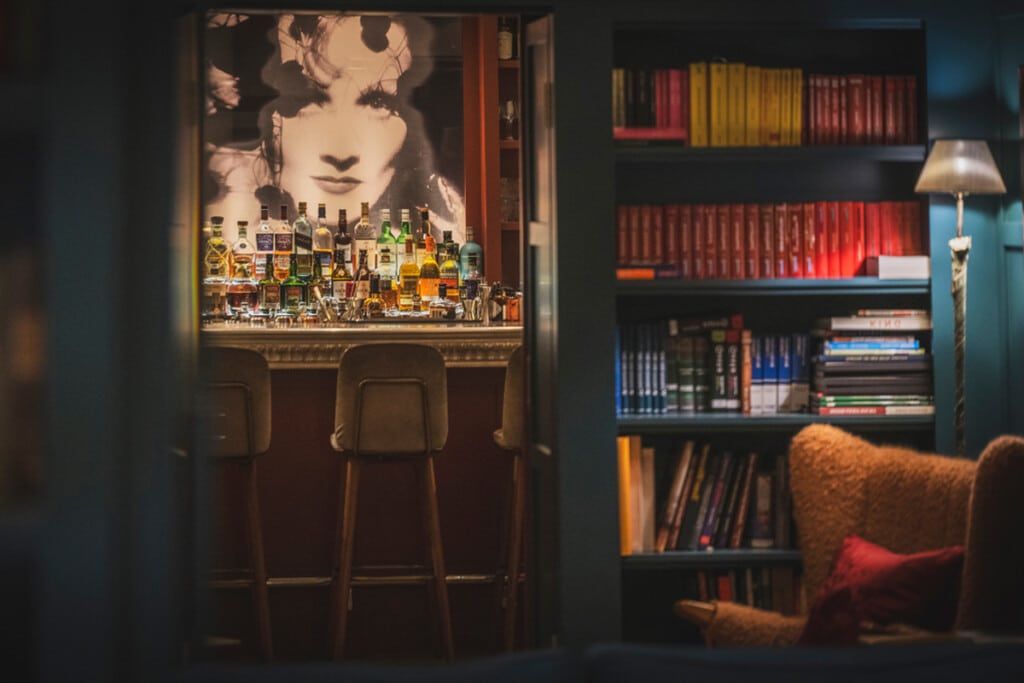 Bar und Bibliothek im La Maison