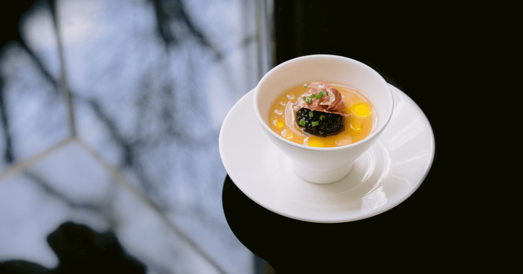 Suppe in weißem Schälchen - Louis Restaurant La Maison Hotel Saarlouis